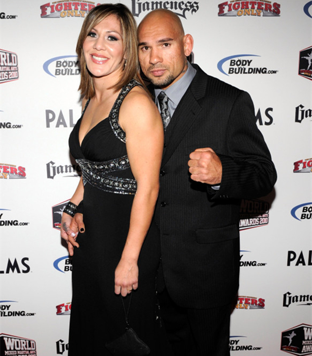 擂台飞膝盖命中对手,格斗擂台飞膝威力