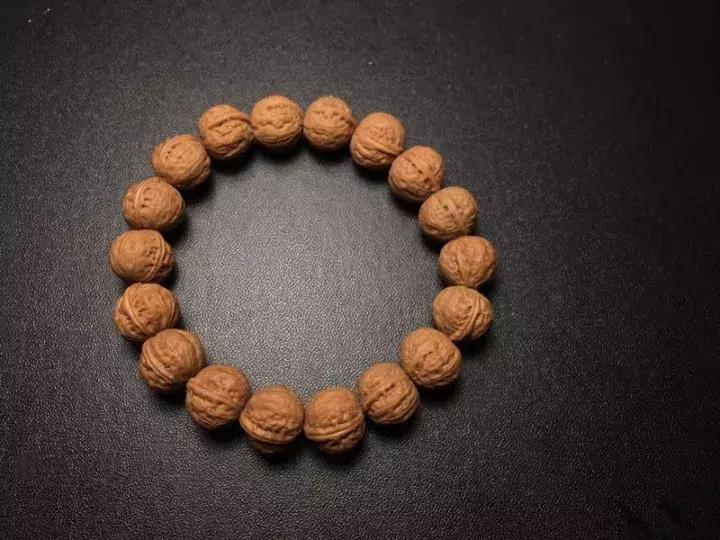怎么挑选一串极品野生小核桃手串,野生核桃和普通核桃手串