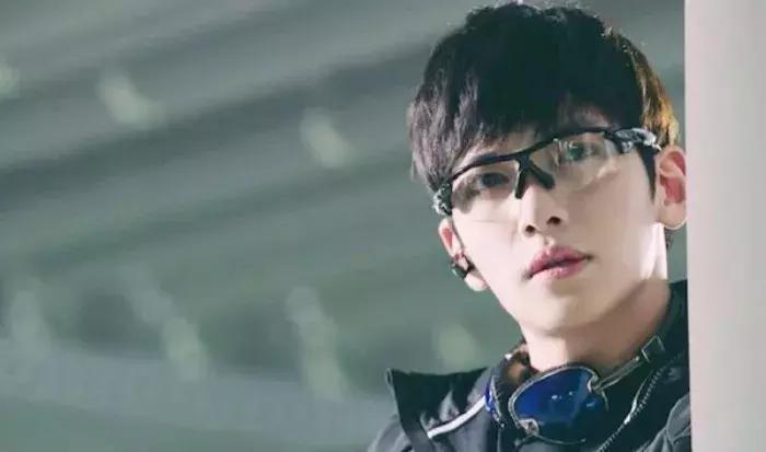 时尚的人戴什么眼镜好,时髦的人都在穿些啥