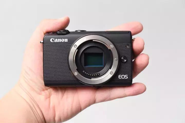 佳能eosm100正式发布,佳能eosm100购买时都带啥