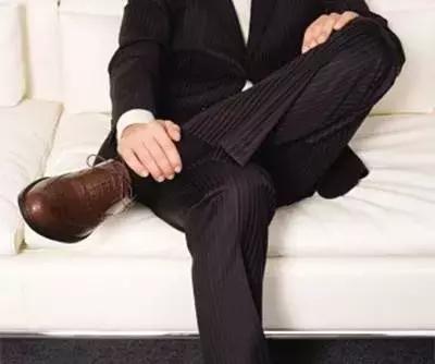 别人跟你谈话时抖脚是什么心理,喜欢抖脚的人是病态吗