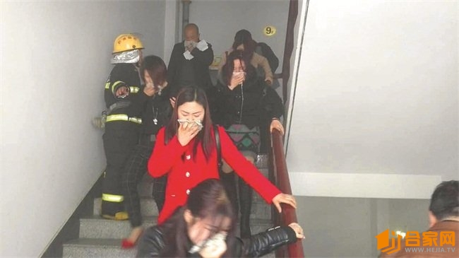 长阳失火,居民楼着火消防员往返救出15人