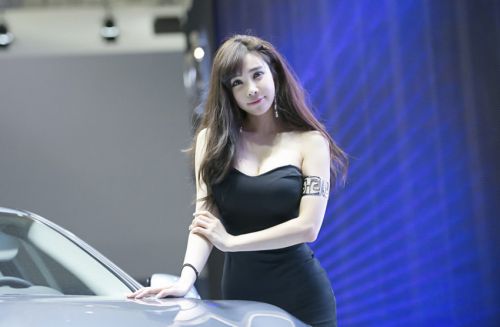 王思聪搂女友机场秀恩爱旗下熊猫TV再签4A腰女神赵世熙美女如云