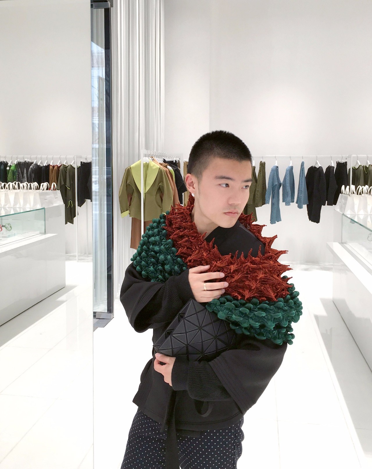 逛三宅一生,三宅一生西装搭配牛仔裤