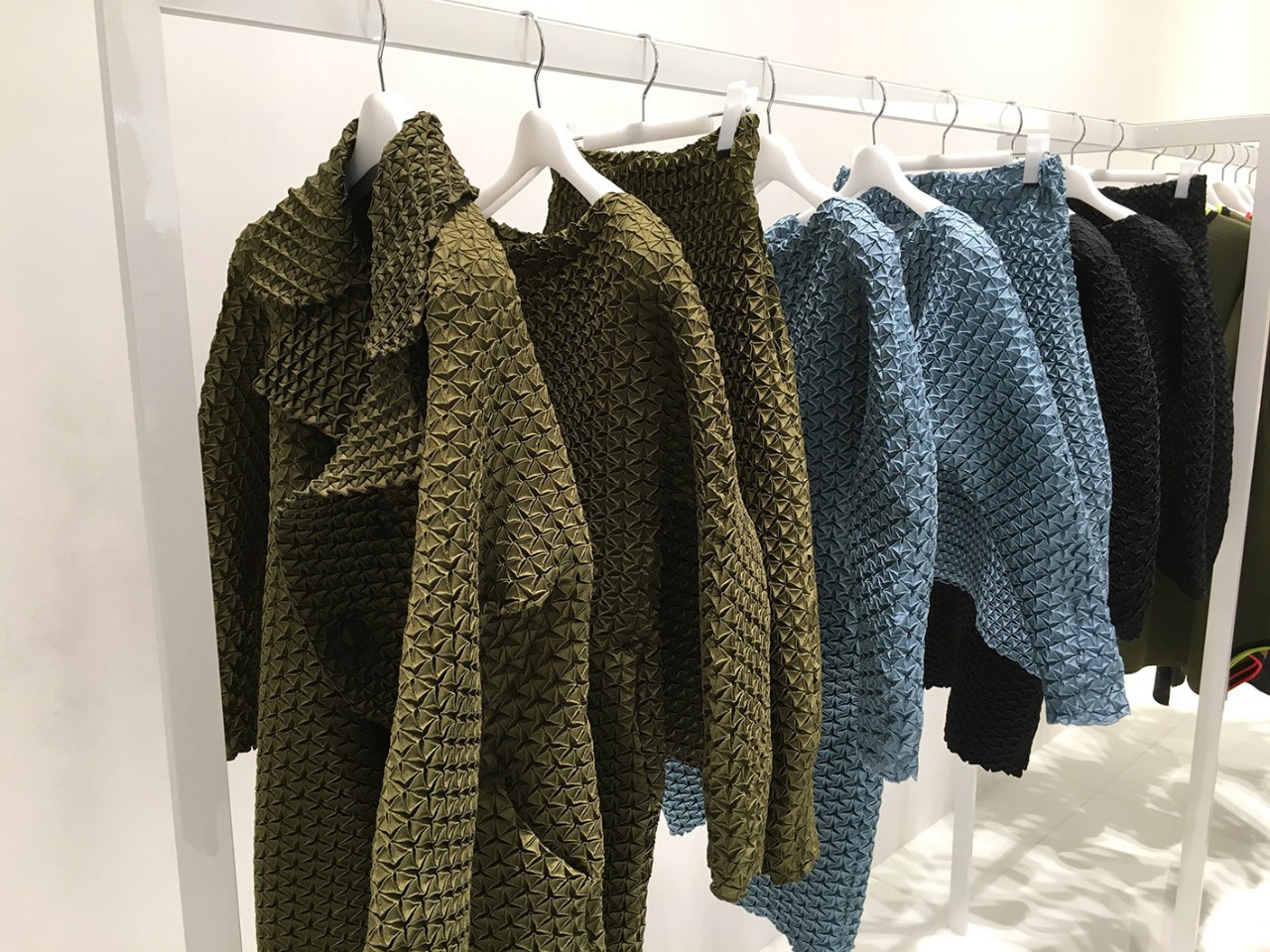 逛三宅一生,三宅一生西装搭配牛仔裤