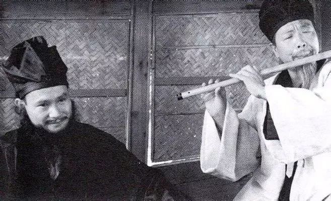 今天必须跪一下香港僵尸教父