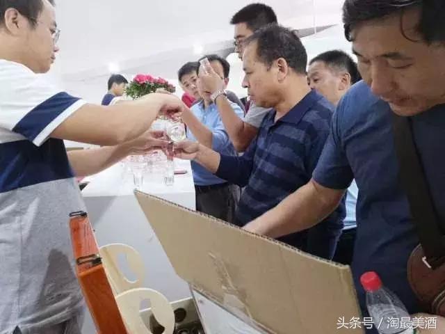 让酒会呼吸，他是玩家更是行家