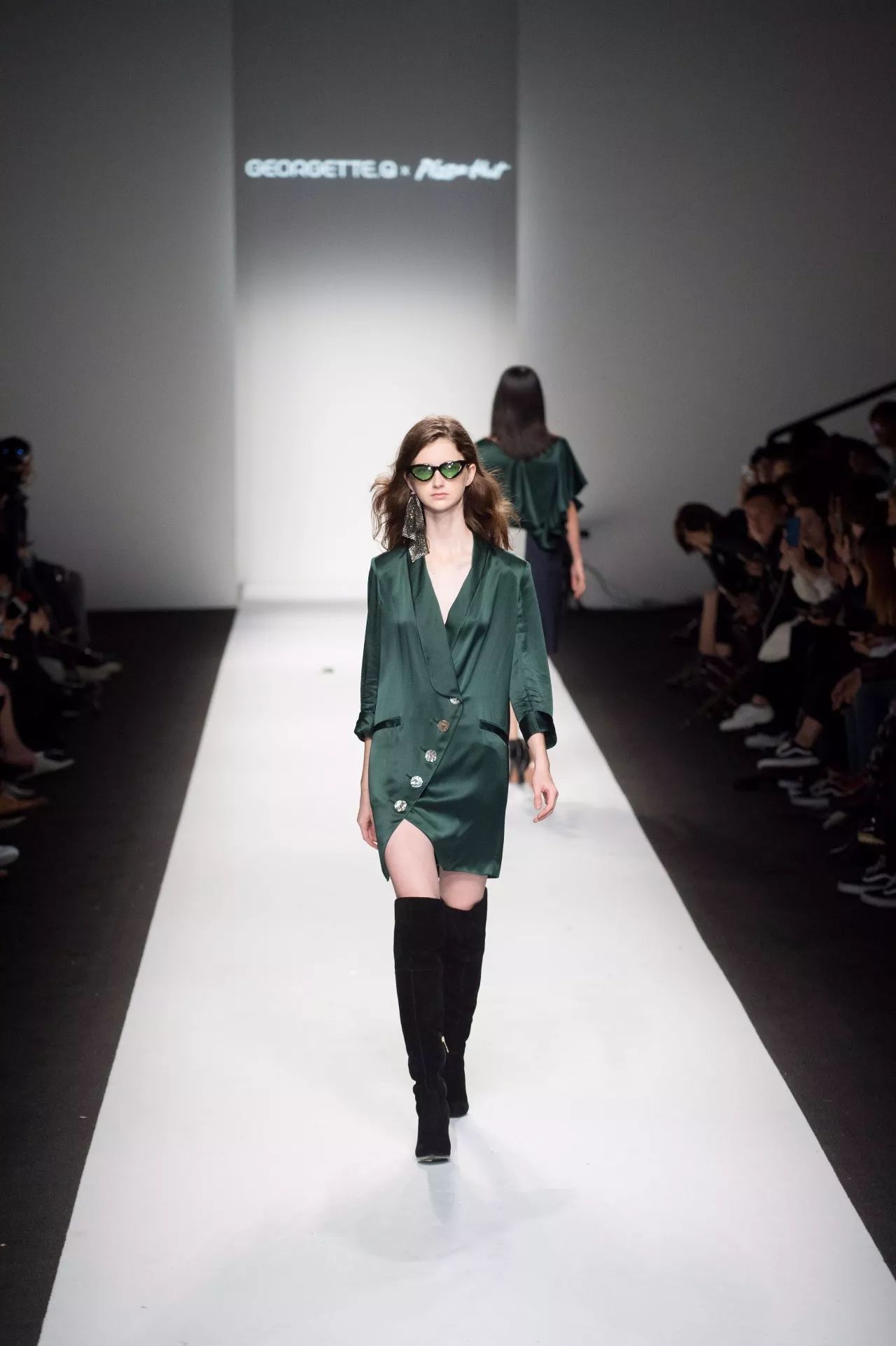 我以为必胜客的秀上全是行走的披萨，没想到却被美到……