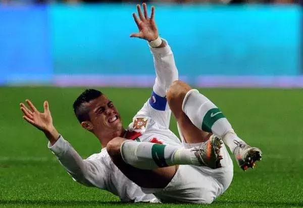 c罗那么强壮为什么那么容易摔倒,为啥c罗的动作越来越僵硬