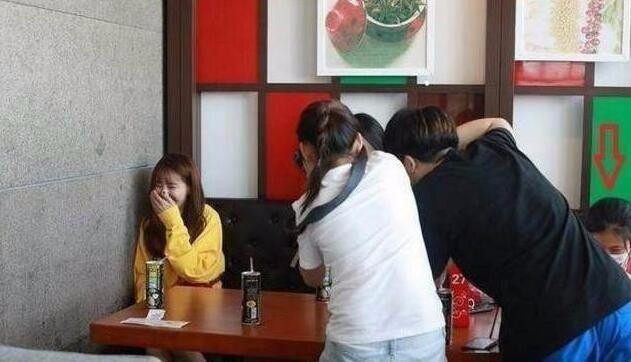 张馨予披白纱服饰,张馨予穿亮黄外套亮相