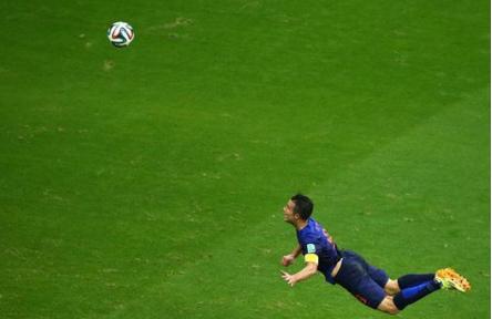 2010世界杯范佩西头球是哪一场,范佩西世界杯鱼跃头球