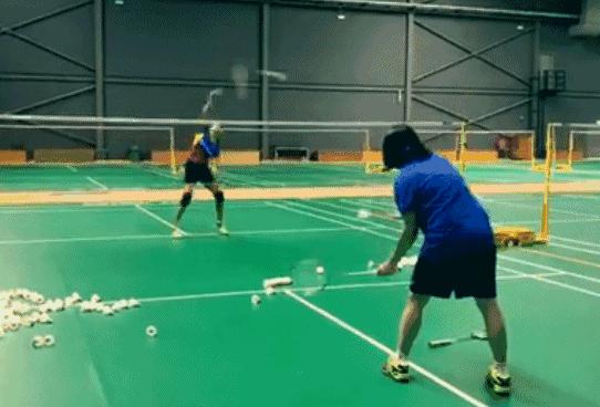 羽毛球双打封网,双打没有封网意识不会轮转怎么办