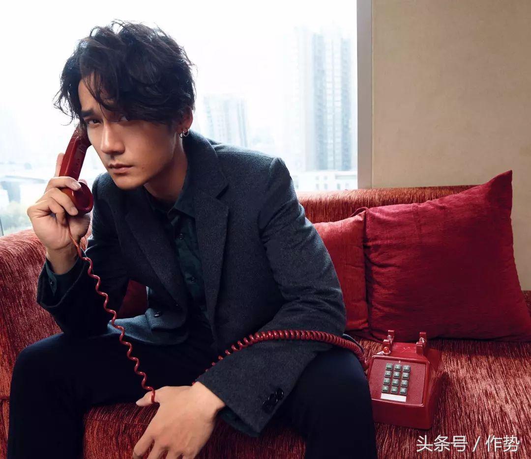 他有人鱼线和八块肌，却说：我不想露给你们看！