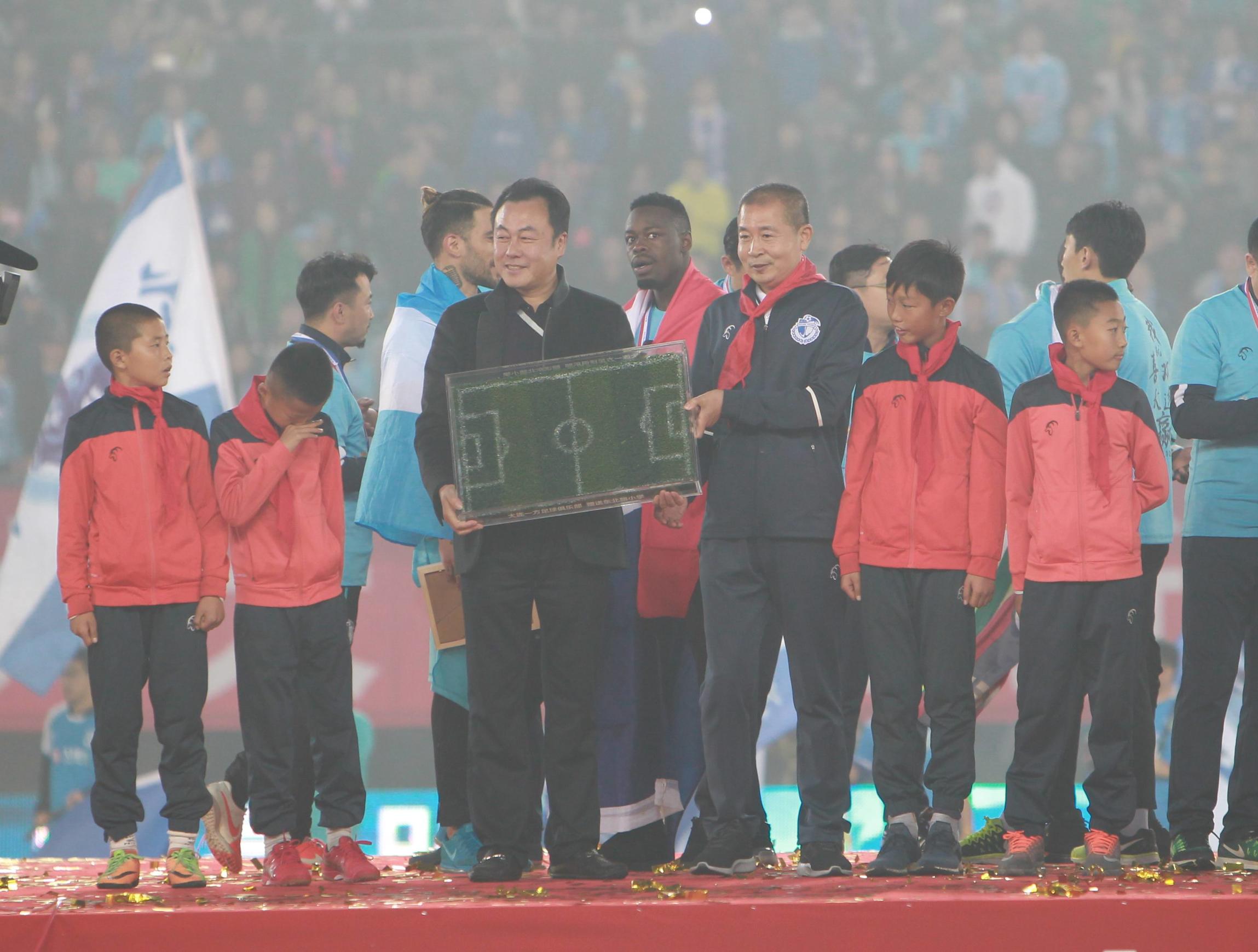 大连一方夺冠庆典,大连一方中甲冠军颁奖照片