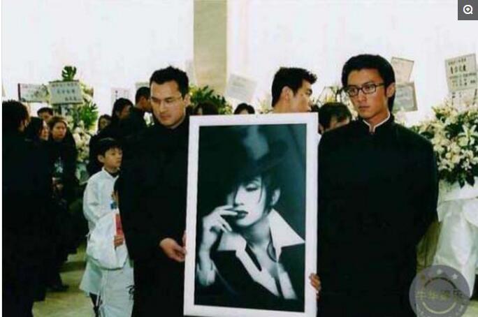 赵文卓梅艳芳扶灵,梅艳芳扶灵赵文卓