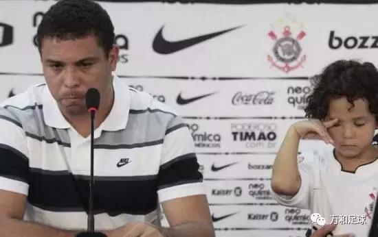 足球球场上的感人瞬间,球场上的感人瞬间放弃射门