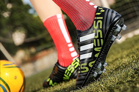 哪种足球鞋穿得最舒服,正确穿的足球鞋