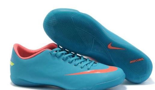 哪种足球鞋穿得最舒服,正确穿的足球鞋