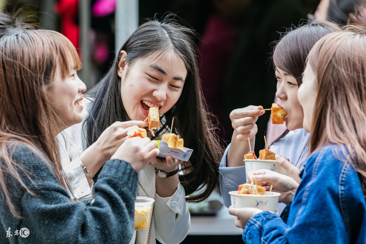 当女友生气时该怎么办,女友生气了怎么办怎么哄她