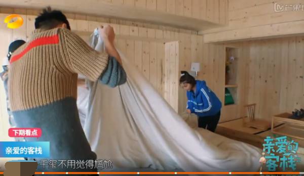 千玺买新鞋舍不得踩,小心翼翼的样子真逗,这么贵的鞋是该保护好