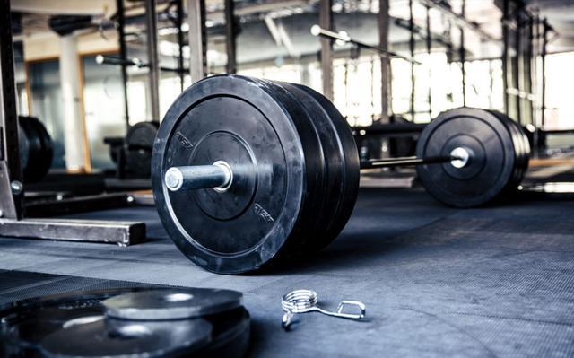 背部弯曲变挺直健身,健身背老是伸不直