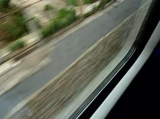 火车沿途风景绝美,火车靠窗的沿途的风景