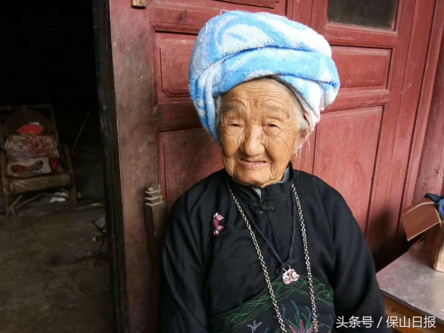 古代女人三寸金莲图,清朝时期女人三寸金莲图片