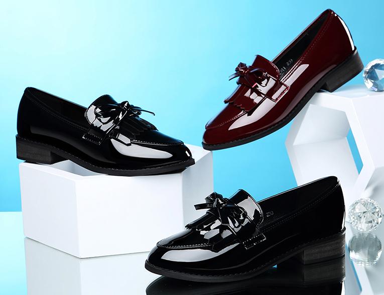 秋冬就玩小套路，还不入手闪闪发光的漆皮单品，怎么能赢过时尚精