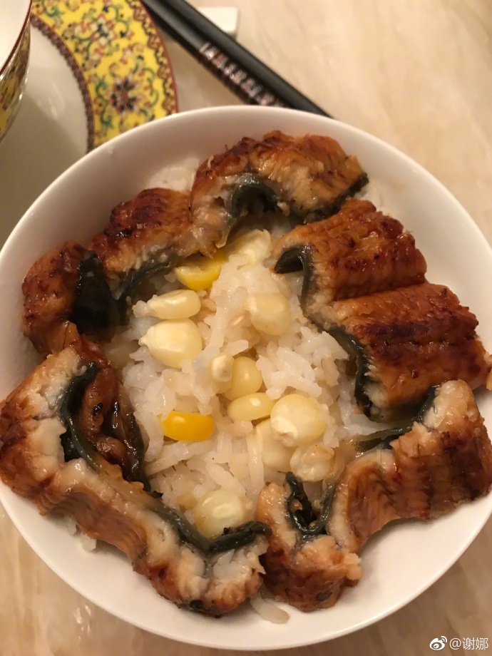 谢娜孕妈做菜,谢娜晒表弟做饭