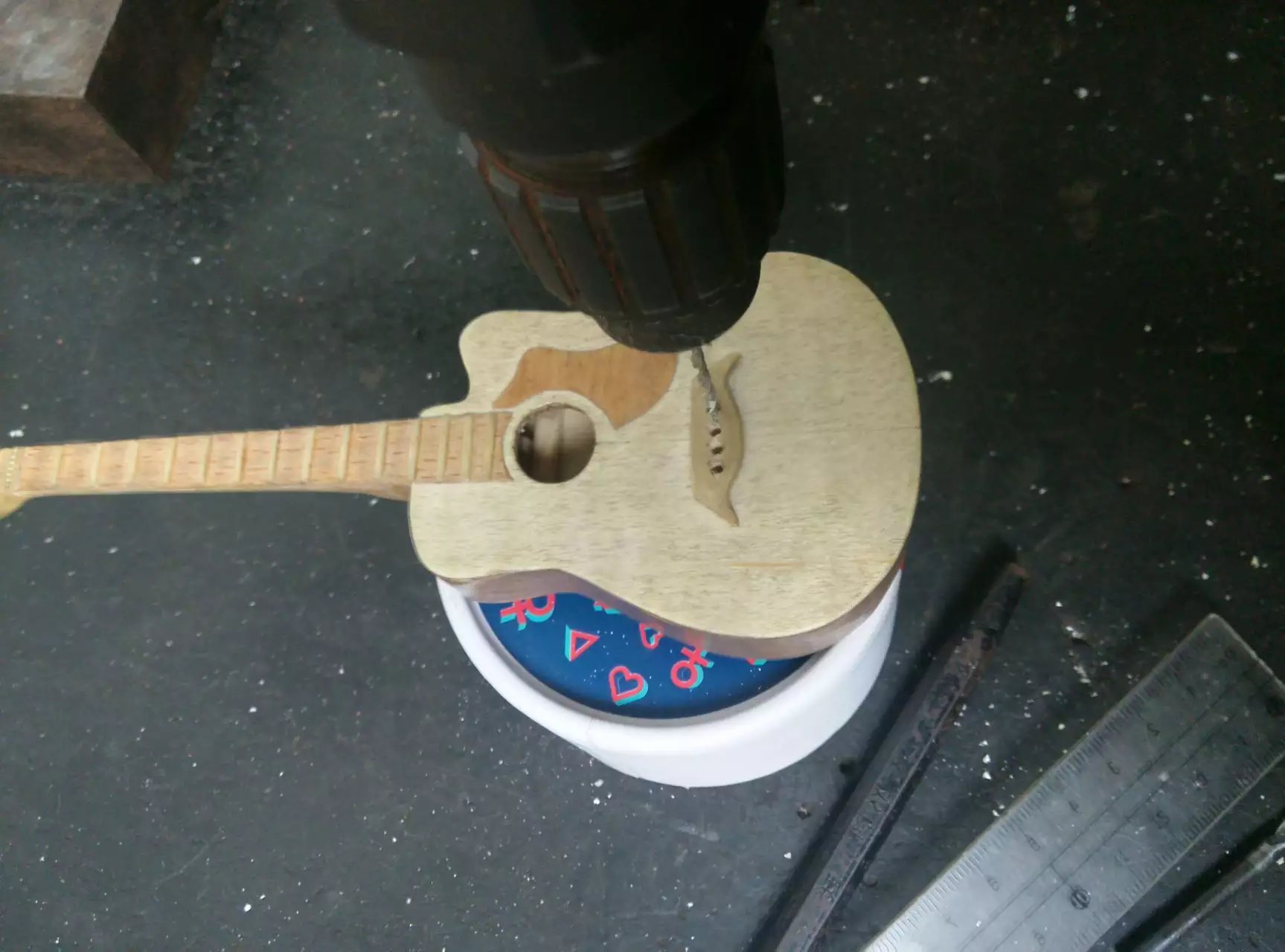 用纸做小吉他,怎么做一把简易的吉他