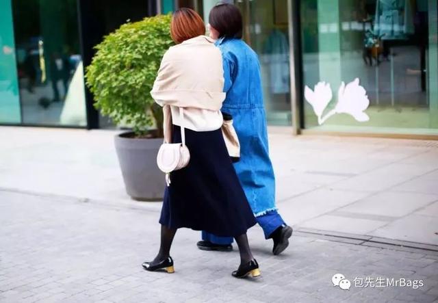 背lv包包的女孩视频,年轻女孩背lv是不是老气