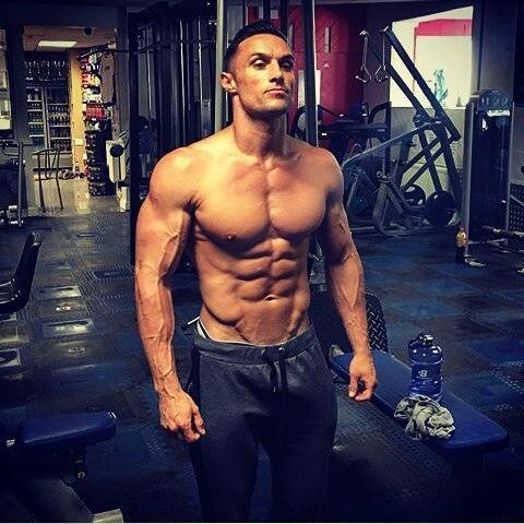 如何练出胸部宽阔的胸肌,宽握锻炼胸肌外侧及手臂二头肌