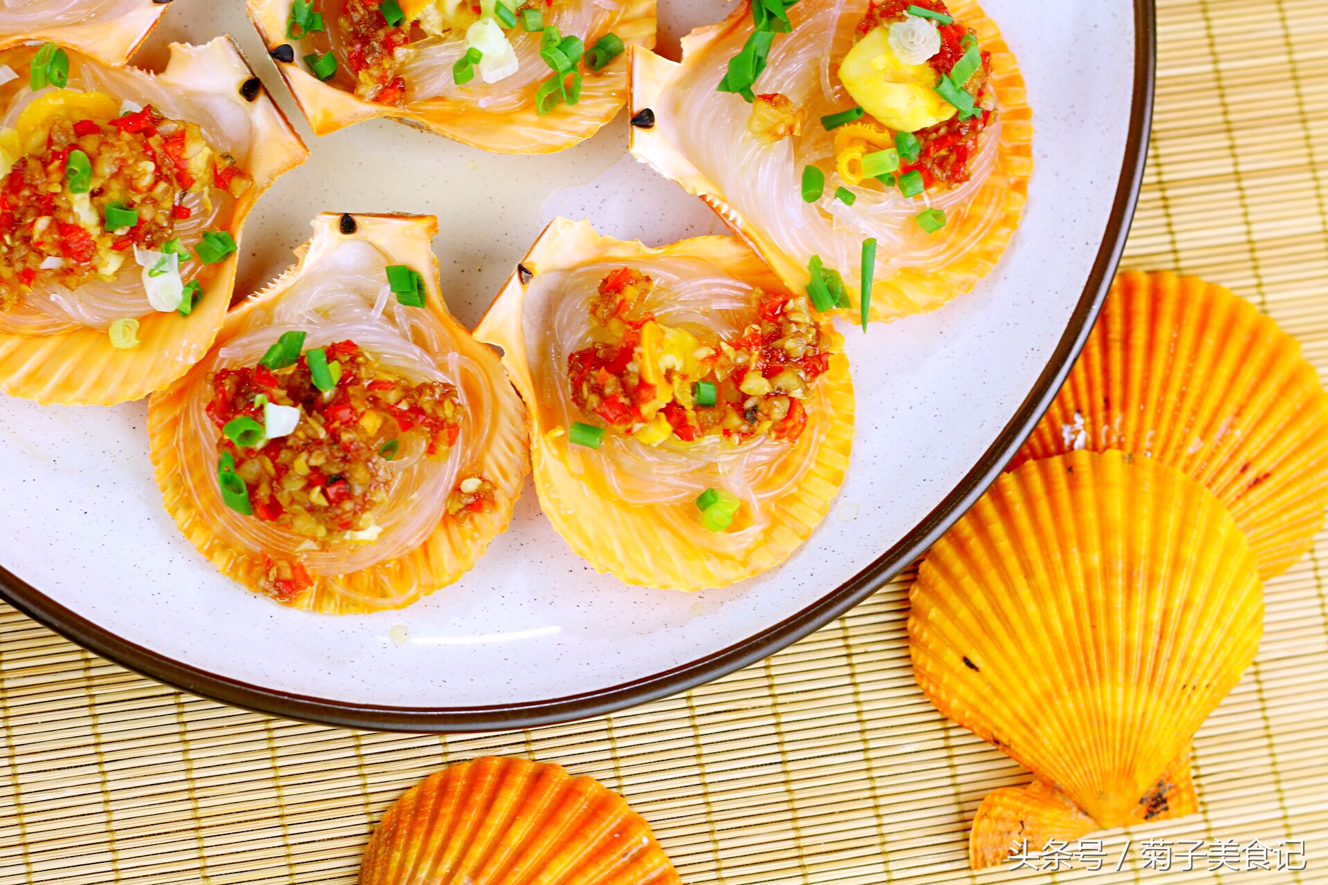 蒜蓉粉丝蒸扇贝超级好吃呢,扇贝肉粉丝蒜蓉家常做法视频教程
