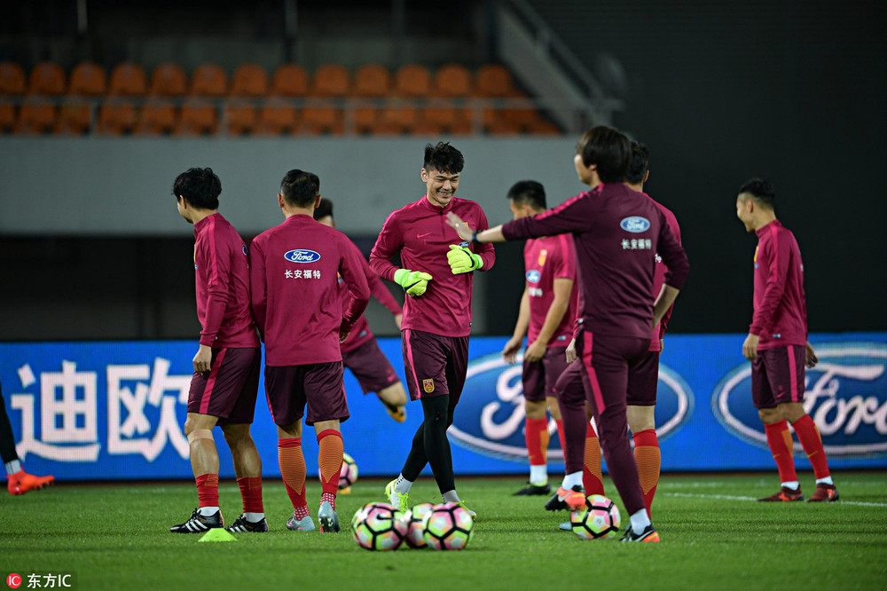 国足王大雷出场观众,王大雷手抛球吓坏里皮