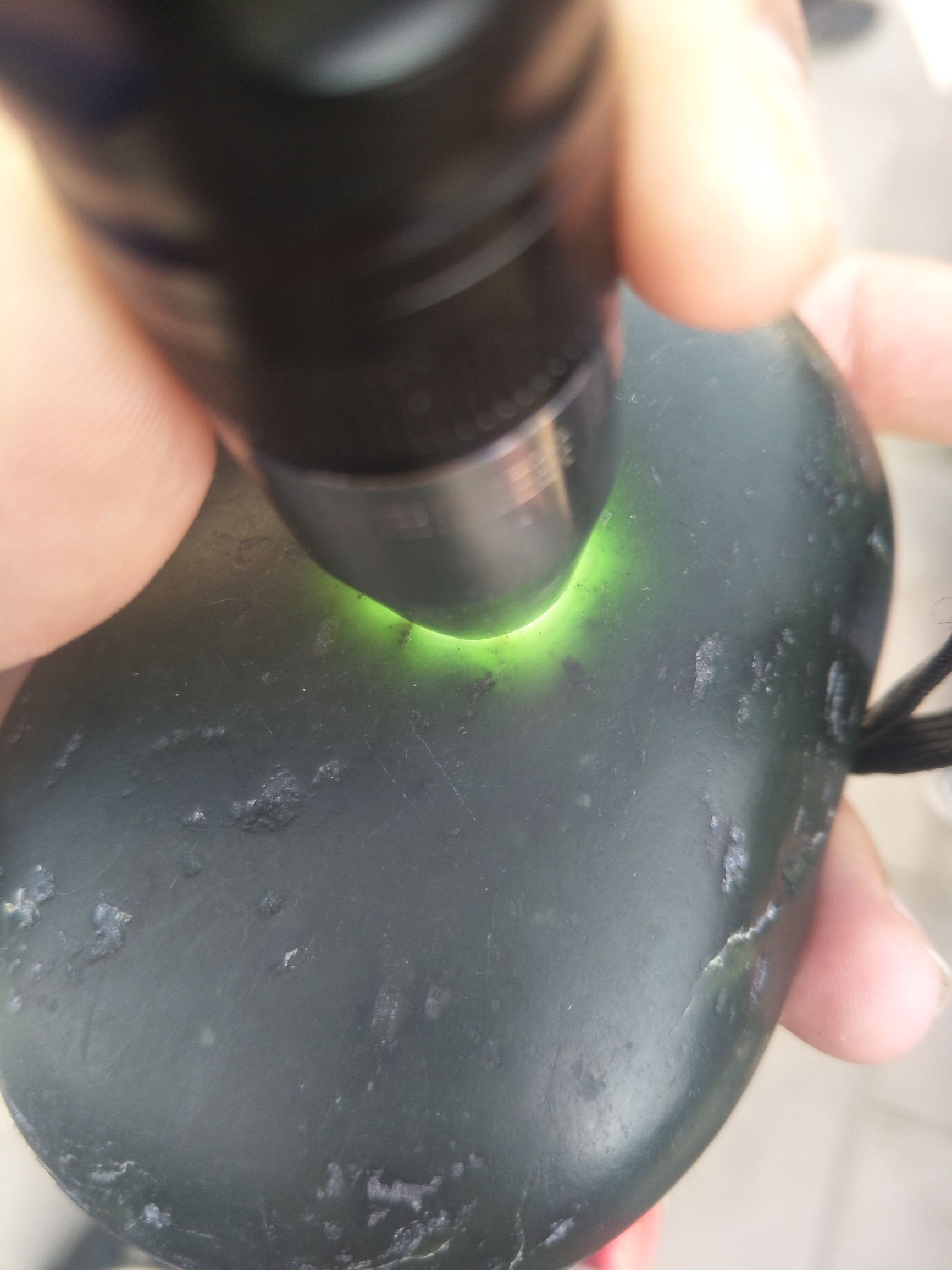 红皮白肉籽料400克原石值多少钱呀,几十公斤重的金黄色黄蜡石籽料