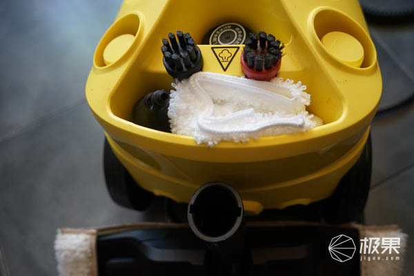 地板上粘东西了怎么弄掉,地板上粘了水泥怎么办