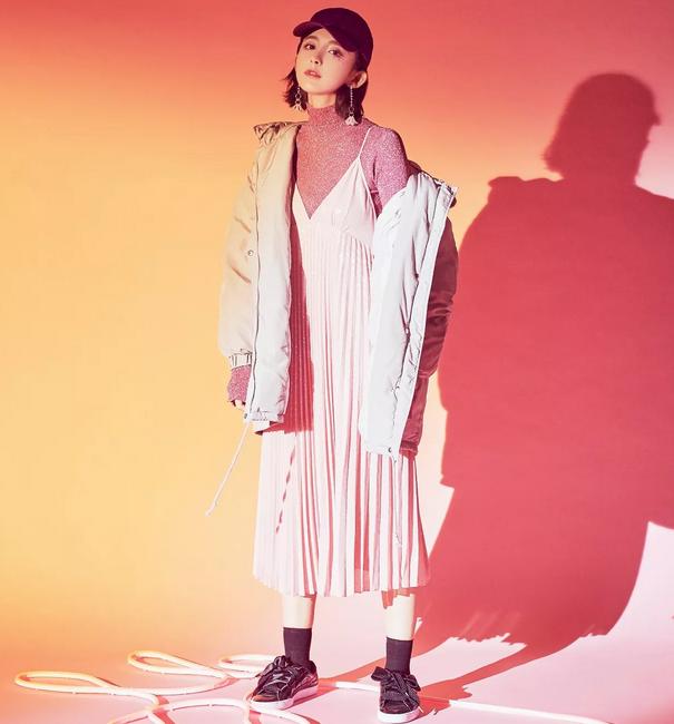 羽绒服裙子这样穿时髦大气又简单,穿什么连衣裙套长款羽绒服好看