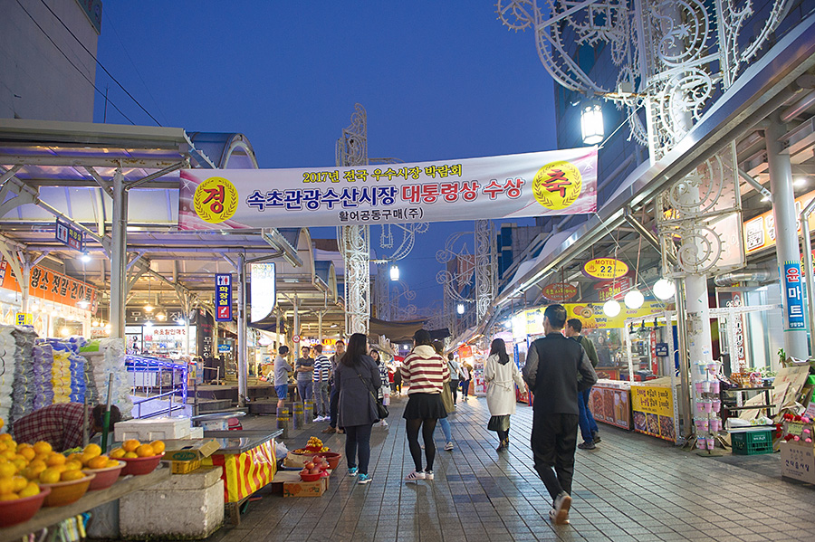 韩国女生街头小吃摆摊,广州韩国炸鸡摆地摊