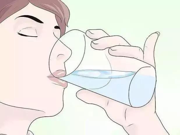 冬天保湿防嘴唇脱皮小技巧,秋冬季节嘴唇干燥有什么小妙招