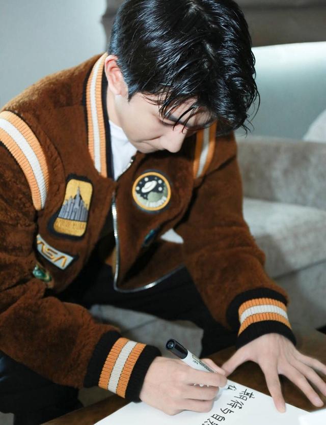 王俊凯王源易烊千玺同款卫衣开箱,王俊凯王源易烊千玺同款视频