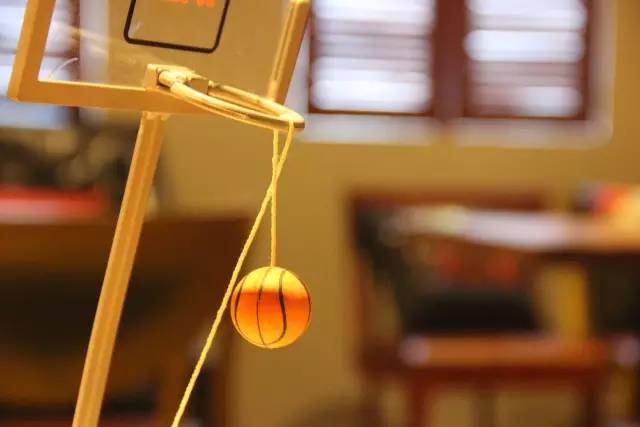 纸牌屋里的烤肋排来南京了！但要坐在公路上吃你敢不敢？！