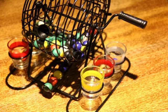 纸牌屋里的烤肋排来南京了！但要坐在公路上吃你敢不敢？！