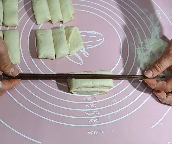 花卷怎么包又好看又简单,一次做400个花卷怎么操作