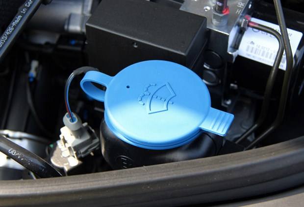 车用玻璃水用什么最好,使用汽车玻璃水有哪些注意事项