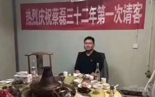 哥们花钱雇了个帅小伙回家见父母,他爸妈竟然同意了!