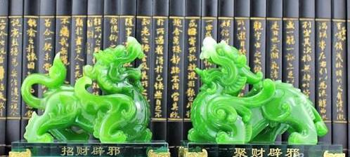 佩戴翡翠貔貅好还是和田玉貔貅好,佩戴朱砂貔貅需要给貔貅开眼吗