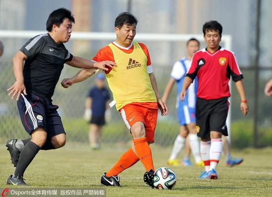 在中国踢球，你不光要头球好数学棒酒量大，还得身高过185