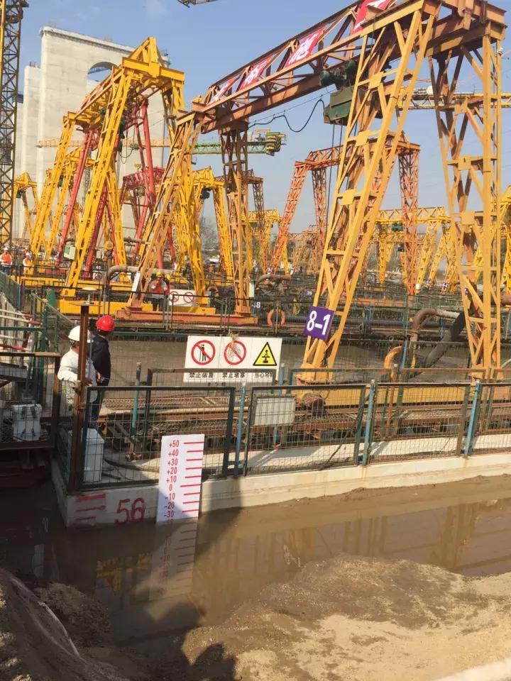 震撼！世界最大陆地沉井——五峰山长江特大桥北锚锭沉井下沉施工到位，面积比足球场还大！