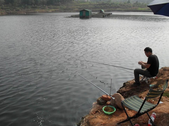 冬季钓鱼是老钓点好还是新钓点好,冬季钓鱼的钓点选择和天气