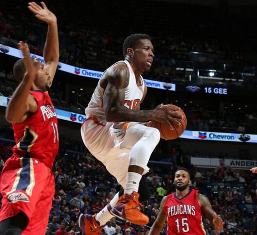 16岁的字母哥打篮球,天赋和努力篮球对决字母哥